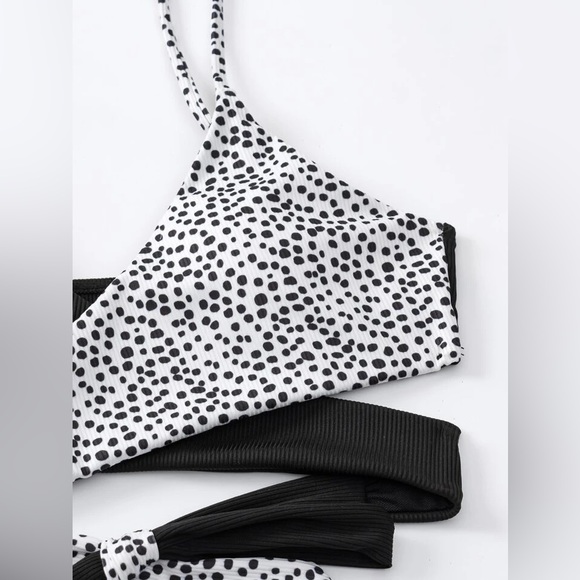 Black and White Bikini - Picture 5 of 5